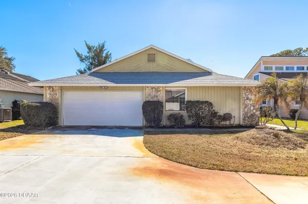 Property Slideshow image 3 of 44 | 136 grebe ct, Daytona Beach, FL, 32119