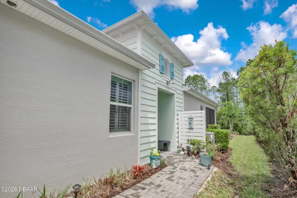 Property Slideshow image 2 of 49 | 328 tiki ter, Daytona Beach, FL, 32124