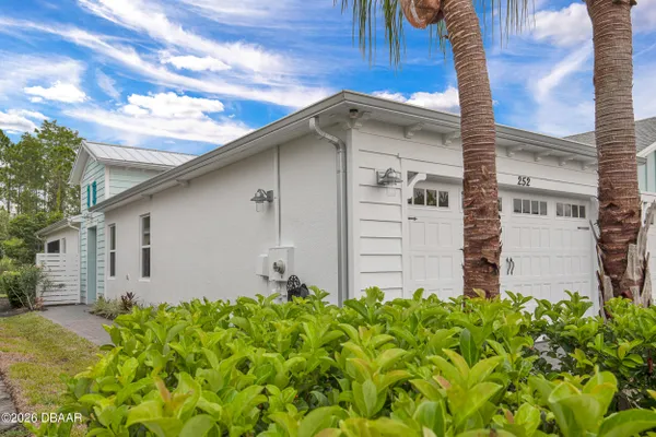Property Slideshow image 3 of 61 | 252 coral reef way, Daytona Beach, FL, 32124