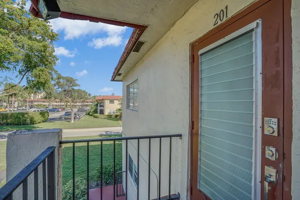 Property Slideshow image 3 of 23 | 6 abbey ln apt 201, Delray Beach, FL, 33446