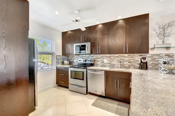 Property Slideshow image 2 of 54 | 21219 lago cir f, Boca Raton, FL, 33433