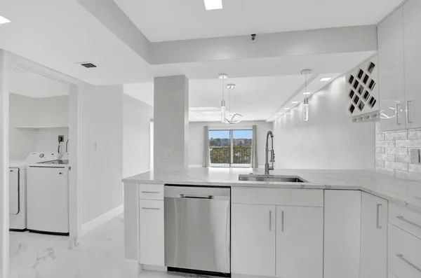 Property Slideshow image 2 of 26 | 7076 huntington ln 407, Delray Beach, FL, 33446