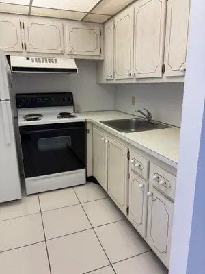 Property Slideshow image 2 of 12 | 113 berkshire e unit e, West Palm Beach, FL, 33417