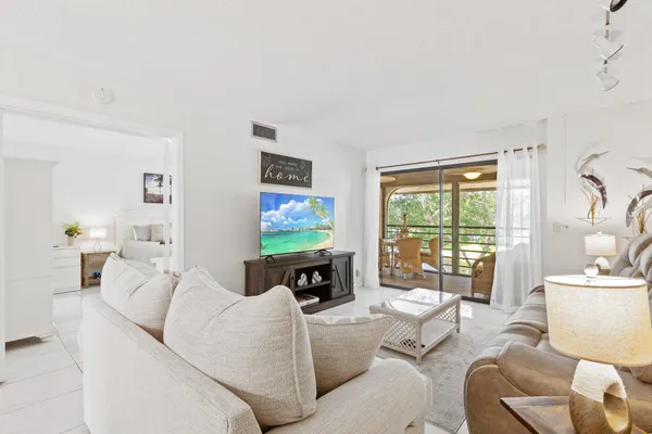 Property Slideshow image 2 of 23 | 5380 cedar lake dr 304, Boynton Beach, FL, 33437