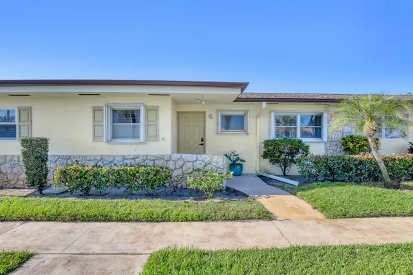 Property Slideshow image 2 of 47 | 2894 crosley dr g, West Palm Beach, FL, 33415