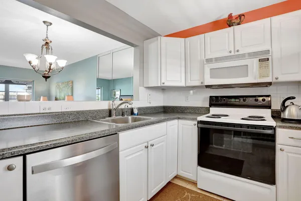 Property Slideshow image 2 of 68 | 3051 nw 46th ave 406, Lauderdale Lakes, FL, 33313