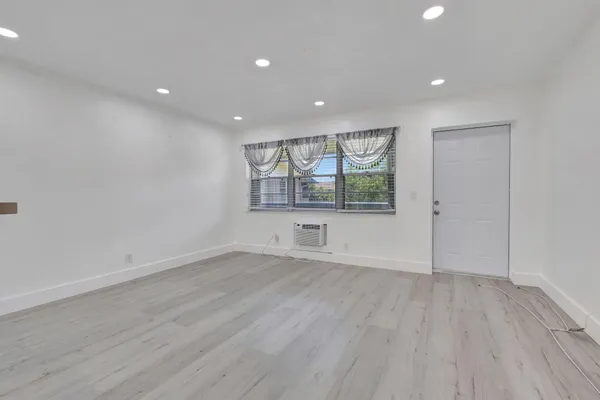 Property Slideshow image 3 of 23 | 110 dorchester e, West Palm Beach, FL, 33417