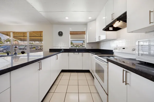 Property Slideshow image 3 of 17 | 210 south blvd c, Boynton Beach, FL, 33435