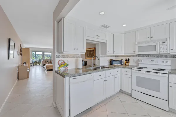 Property Slideshow image 3 of 47 | 3001 lincoln a # 3001, Boca Raton, FL, 33434