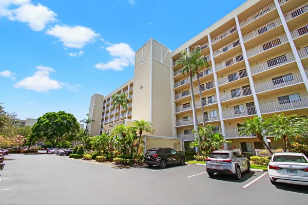 Property Slideshow image 3 of 92 | 7290 kinghurst dr apt 405, Delray Beach, FL, 33446