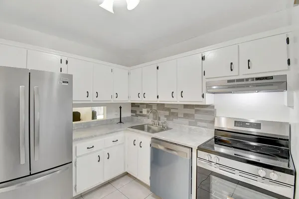 Property Slideshow image 2 of 42 | 3090 nw 46th ave 105c, Lauderdale Lakes, FL, 33313