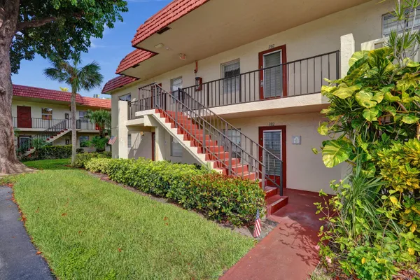 Property Slideshow image 2 of 68 | 32 abbey ln 205, Delray Beach, FL, 33446