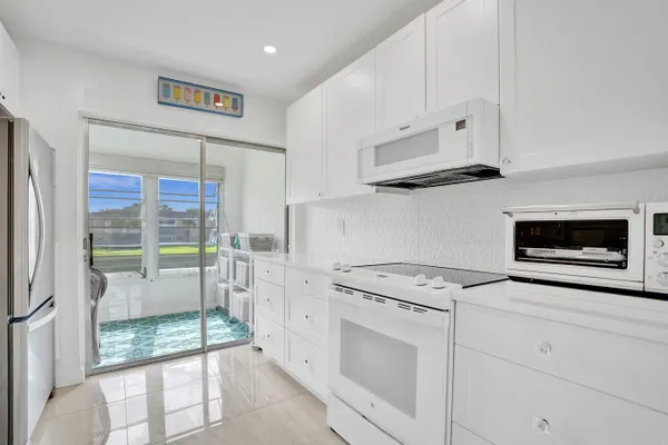 Property Slideshow image 3 of 68 | 32 abbey ln 205, Delray Beach, FL, 33446