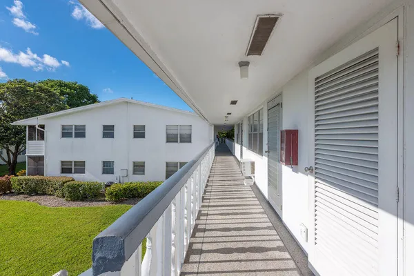 Property Slideshow image 3 of 25 | 393 windsor q q, West Palm Beach, FL, 33417