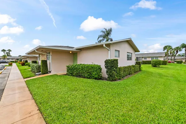 Property Slideshow image 2 of 20 | 2664 dudley dr f, West Palm Beach, FL, 33415