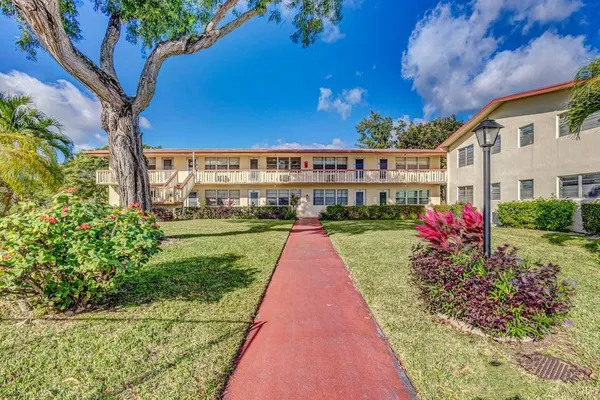 Property Slideshow image 3 of 34 | 27 camden b, West Palm Beach, FL, 33417
