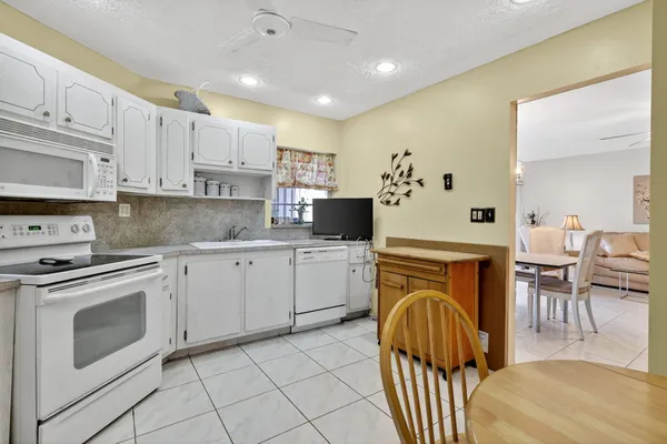 Property Slideshow image 2 of 20 | 6 greenway vlg 210, Royal Palm Beach, FL, 33411