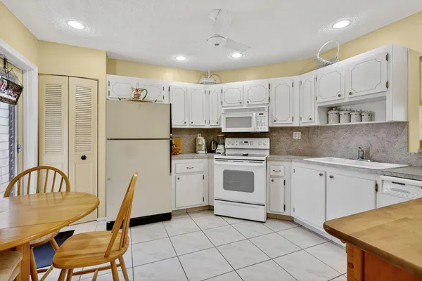Property Slideshow image 3 of 20 | 6 greenway vlg 210, Royal Palm Beach, FL, 33411