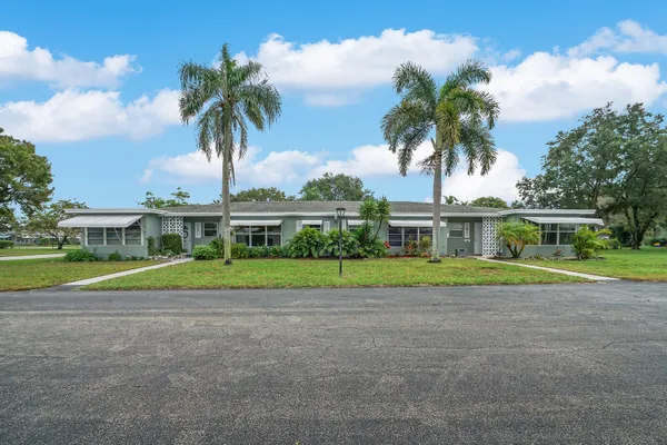 Property Slideshow image 3 of 26 | 902 s dr c, Delray Beach, FL, 33445