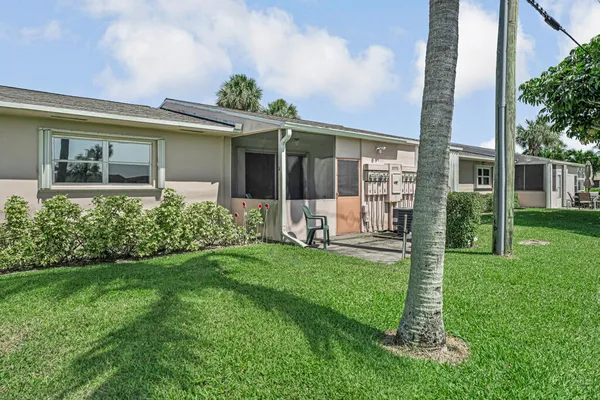 Property Slideshow image 2 of 27 | 2775 dudley dr d, West Palm Beach, FL, 33415