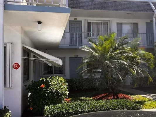 Property Slideshow image 2 of 21 | 2880 lake osborne dr 104, Lake Worth Beach, FL, 33461