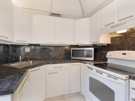 Property Slideshow image 2 of 35 | 405 burgundy i i, Delray Beach, FL, 33484