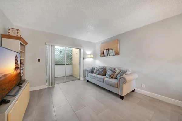 Property Slideshow image 3 of 24 | 2812 garden dr 109, Lake Worth, FL, 33461