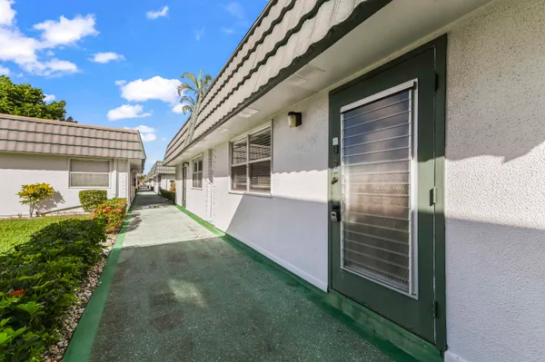 Property Slideshow image 2 of 32 | 51 waterford c c, Delray Beach, FL, 33446