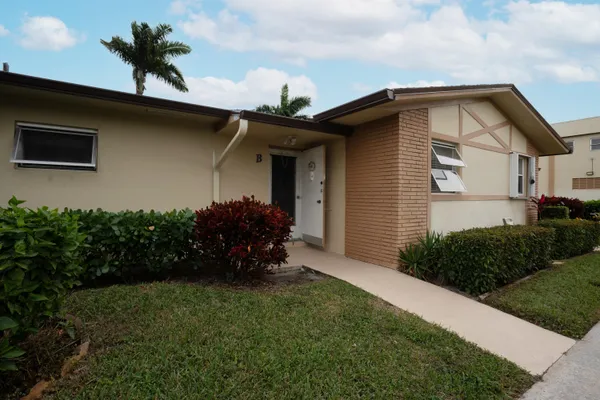 Property Slideshow image 3 of 33 | 2822 crosley dr b, West Palm Beach, FL, 33415