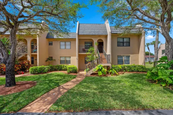 Property Slideshow image 3 of 34 | 145 lake nancy ln apt 232, West Palm Beach, FL, 33411