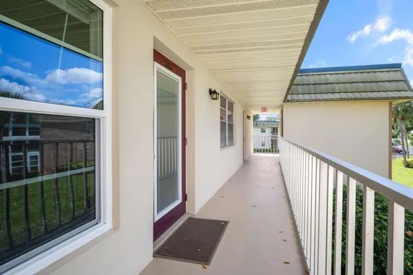 Property Slideshow image 3 of 39 | 40 vista gardens trl apt 202, Vero Beach, FL, 32962