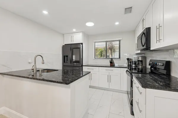 Property Slideshow image 3 of 17 | 5340 las verdes cir 322, Delray Beach, FL, 33484