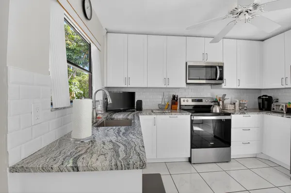 Property Slideshow image 3 of 54 | 1301 nw 23rd ln, Delray Beach, FL, 33445