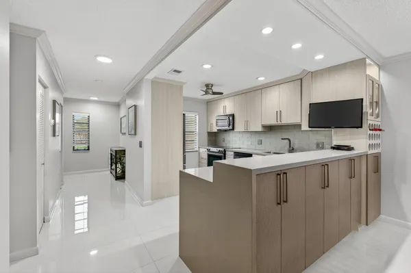 Property Slideshow image 3 of 55 | 8450 casa del lago j, Boca Raton, FL, 33433