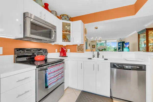 Property Slideshow image 2 of 72 | 6795 huntington ln 306, Delray Beach, FL, 33446