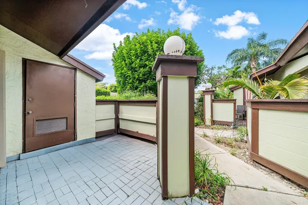 Property Slideshow image 3 of 24 | 276 beaver dam ct, Royal Palm Beach, FL, 33411