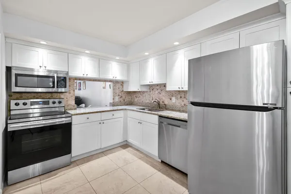 Property Slideshow image 2 of 32 | 140 lake nancy ln 112, West Palm Beach, FL, 33411