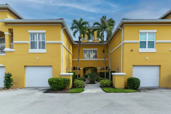 Property Slideshow image 3 of 26 | 5015 fairways cir apt 107, Vero Beach, FL, 32967