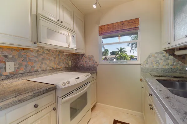 Property Slideshow image 3 of 30 | 1042 n dr a, Delray Beach, FL, 33445
