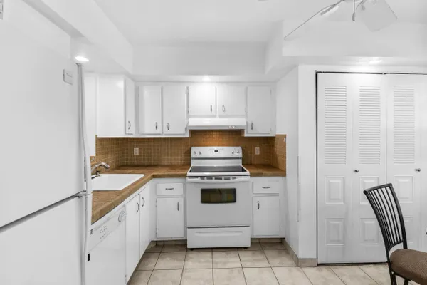 Property Slideshow image 3 of 33 | 27 abbey ln 205, Delray Beach, FL, 33446