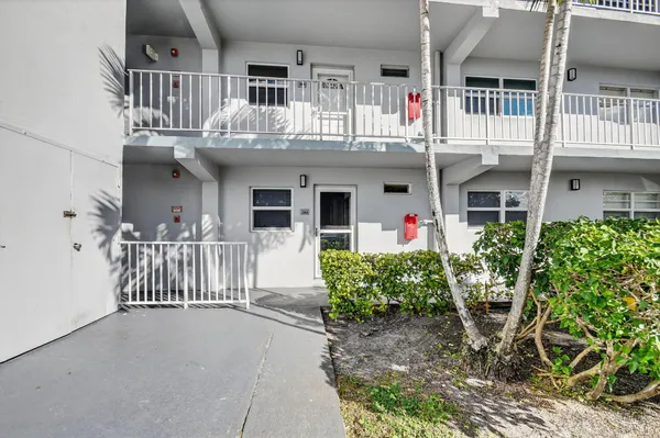 Property Slideshow image 2 of 44 | 2400 ne 1st ln apt 102, Boynton Beach, FL, 33435