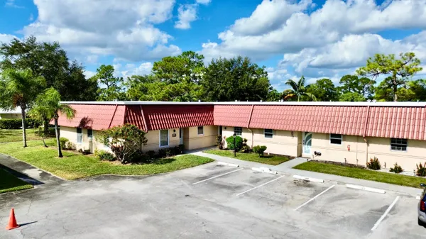 Property Slideshow image 2 of 33 | 170 amherst ln, Lake Worth, FL, 33467