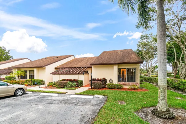 Property Slideshow image 2 of 37 | 3742 english ln d, Lake Worth, FL, 33467