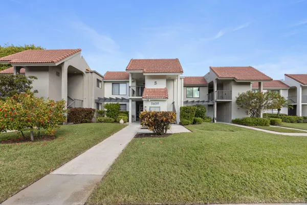 Property Slideshow image 2 of 25 | 5659 fairway park dr 203, Boynton Beach, FL, 33437