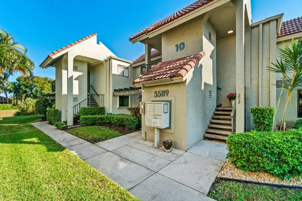 Property Slideshow image 2 of 52 | 5589 fairway park dr apt 202, Boynton Beach, FL, 33437