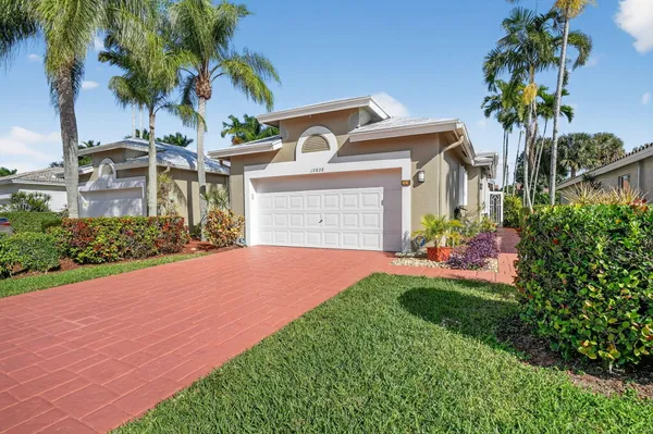 Property Slideshow image 3 of 72 | 10808 royal caribbean cir, Boynton Beach, FL, 33437