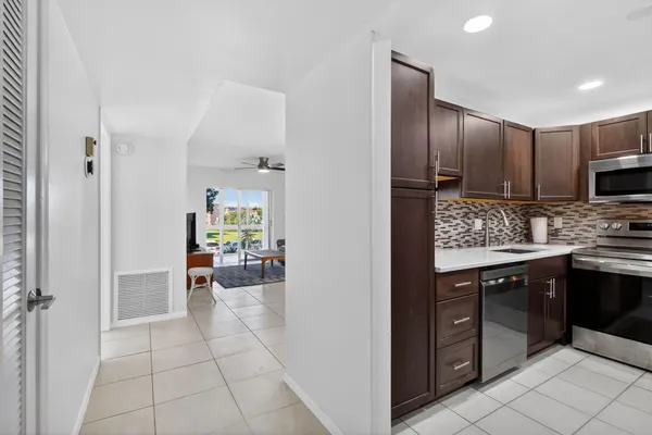 Property Slideshow image 3 of 35 | 2615 ne 1st ct 201, Boynton Beach, FL, 33435