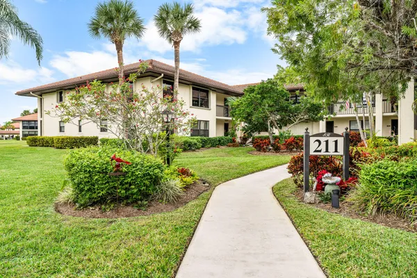 Property Slideshow image 2 of 28 | 211 sw south river dr 205, Stuart, FL, 34997