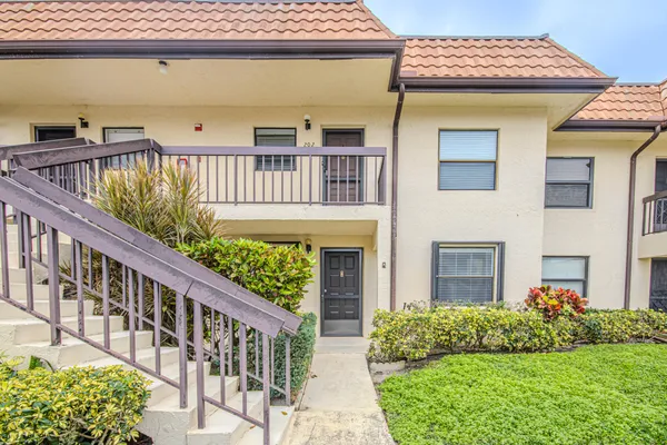 Property Slideshow image 2 of 24 | 7094 golf colony ct 102, Lake Worth, FL, 33467