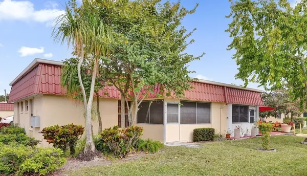 Property Slideshow image 2 of 31 | 282 cape cod cir a, Lake Worth, FL, 33467